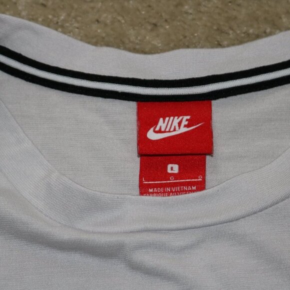 Nike Cropped T-Shirt - Picture 3 of 3